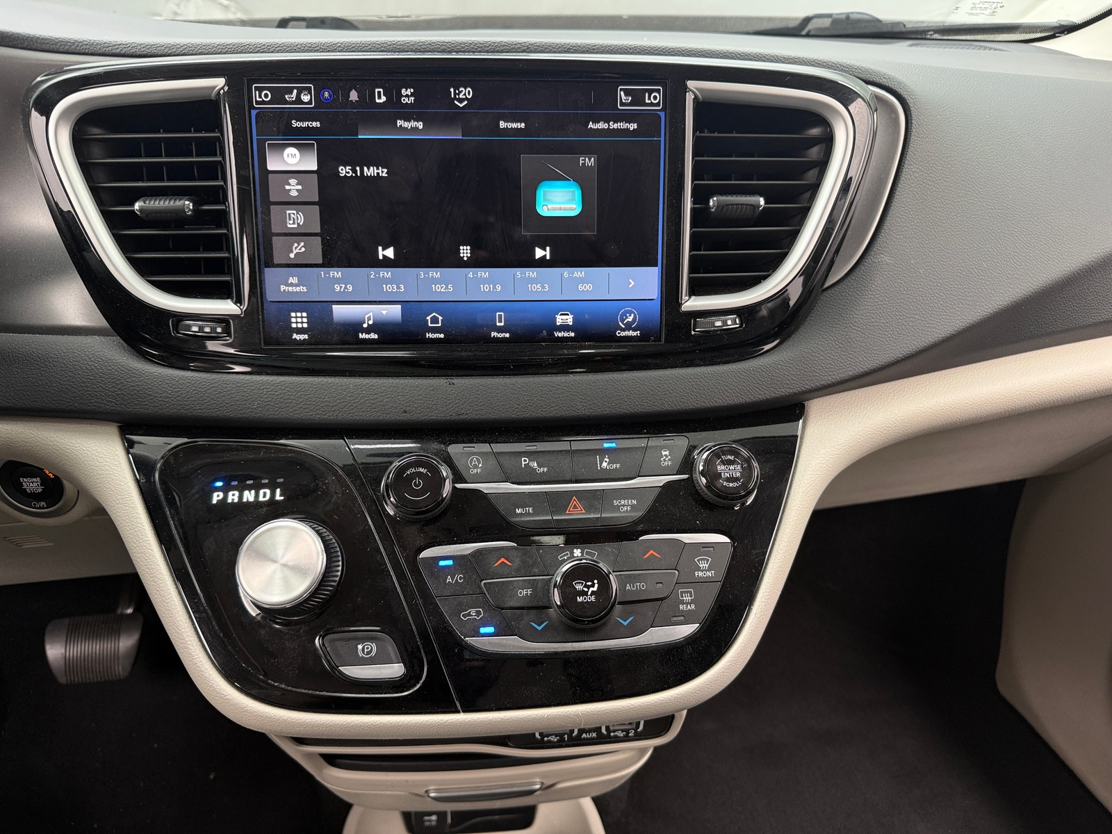 Thumbnail: 2023 Chrysler Pacifica - 3