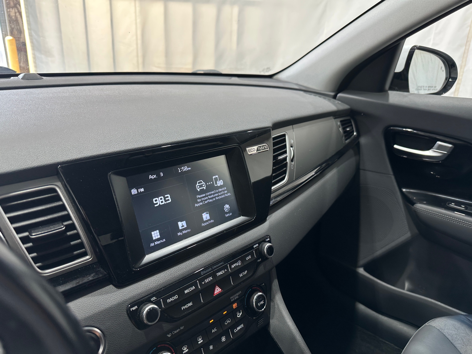 Thumbnail: 2017 Kia Niro - 4