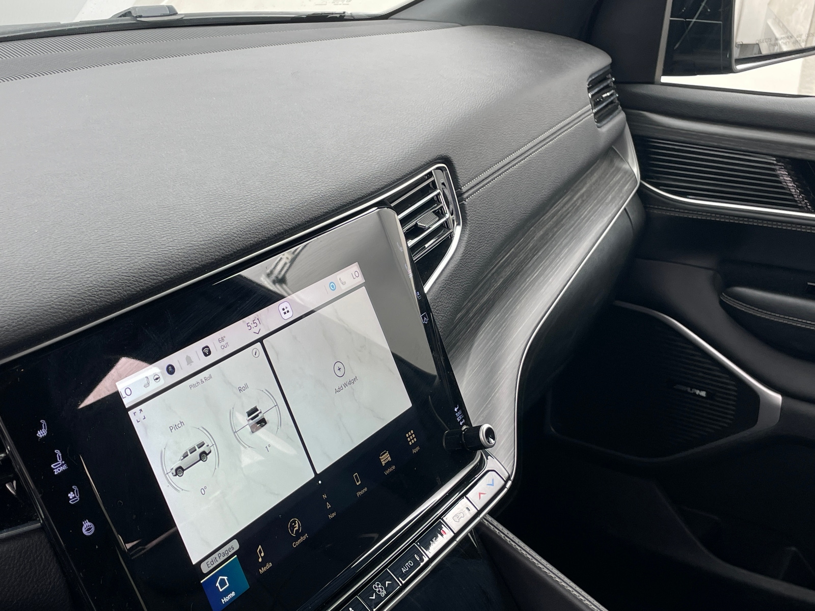 Thumbnail: 2023 Jeep Wagoneer - 3