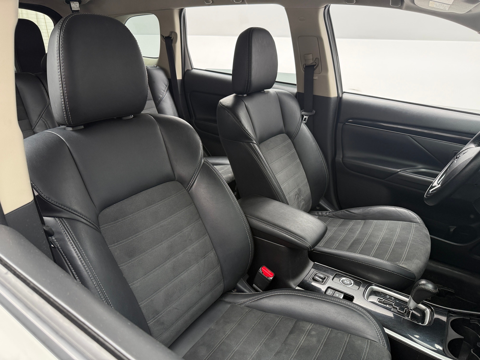 Thumbnail: 2020 Mitsubishi Outlander - 2