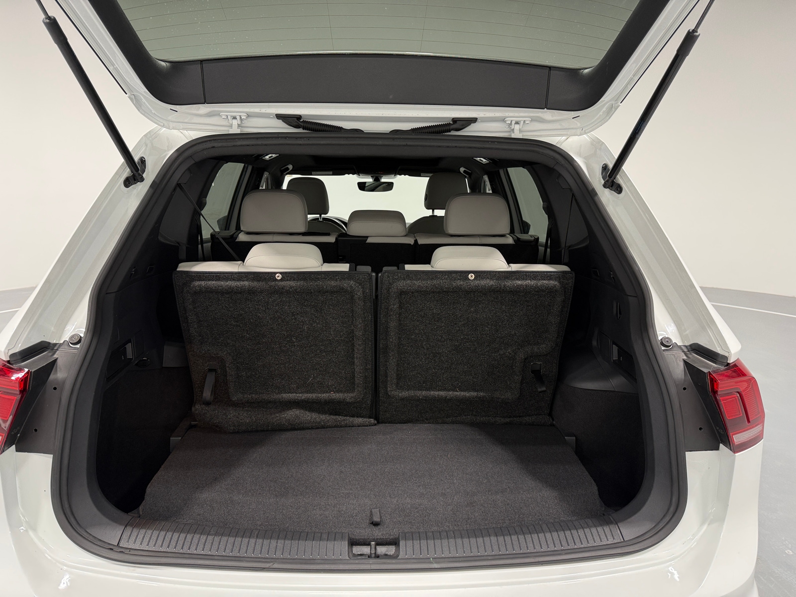 Thumbnail: 2021 Volkswagen Tiguan - 6