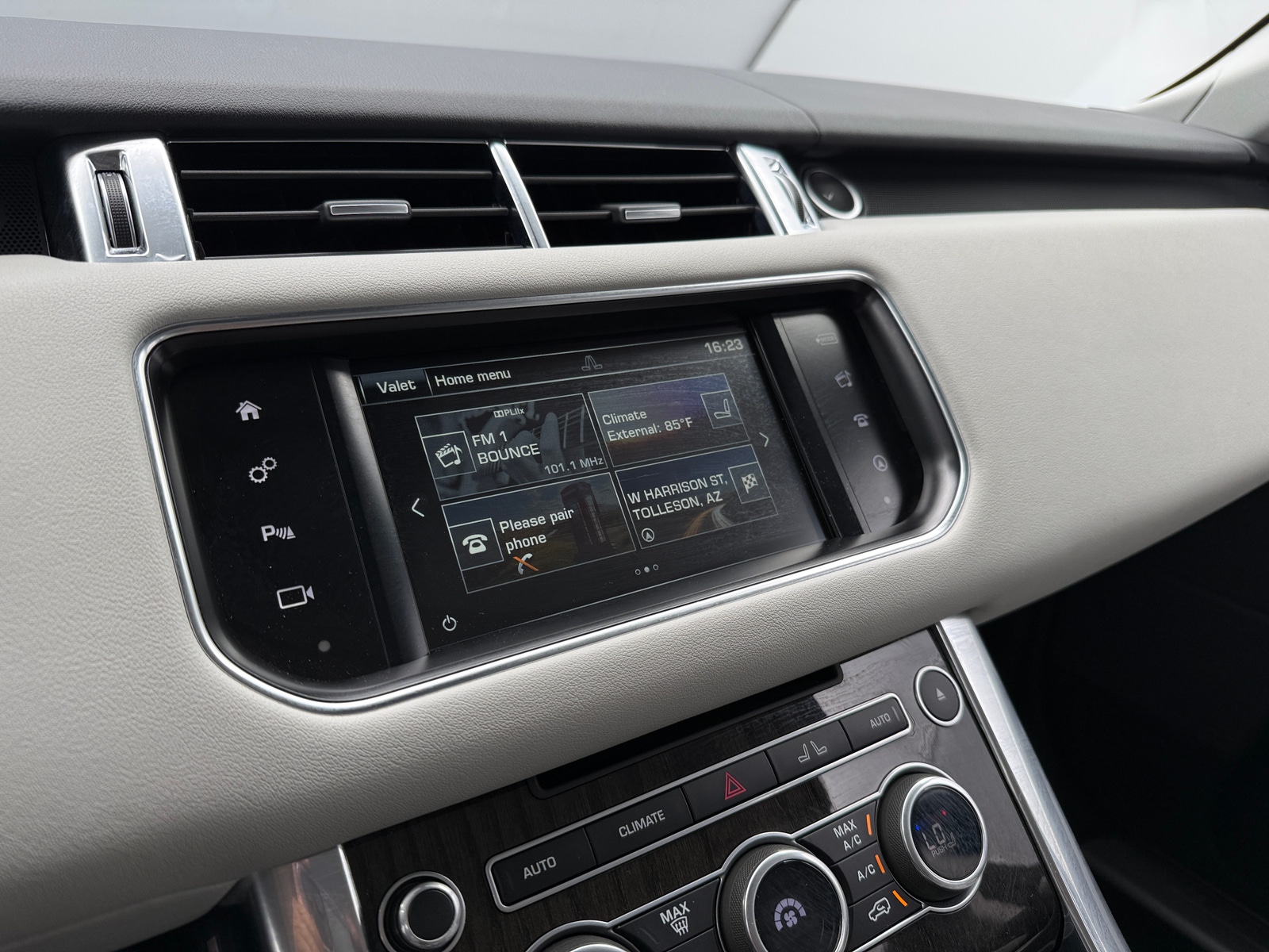 Thumbnail: 2016 Land Rover Range Rover Sport - 3