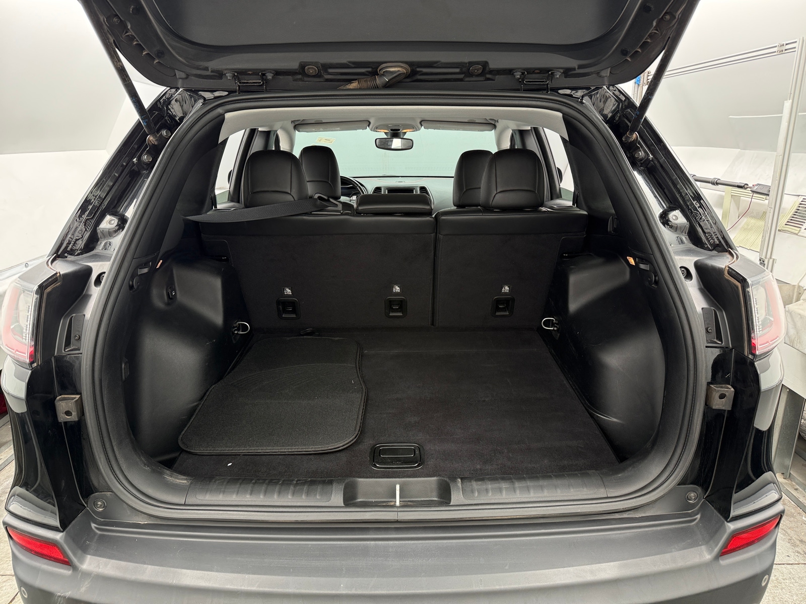 Thumbnail: 2019 Jeep Cherokee - 7