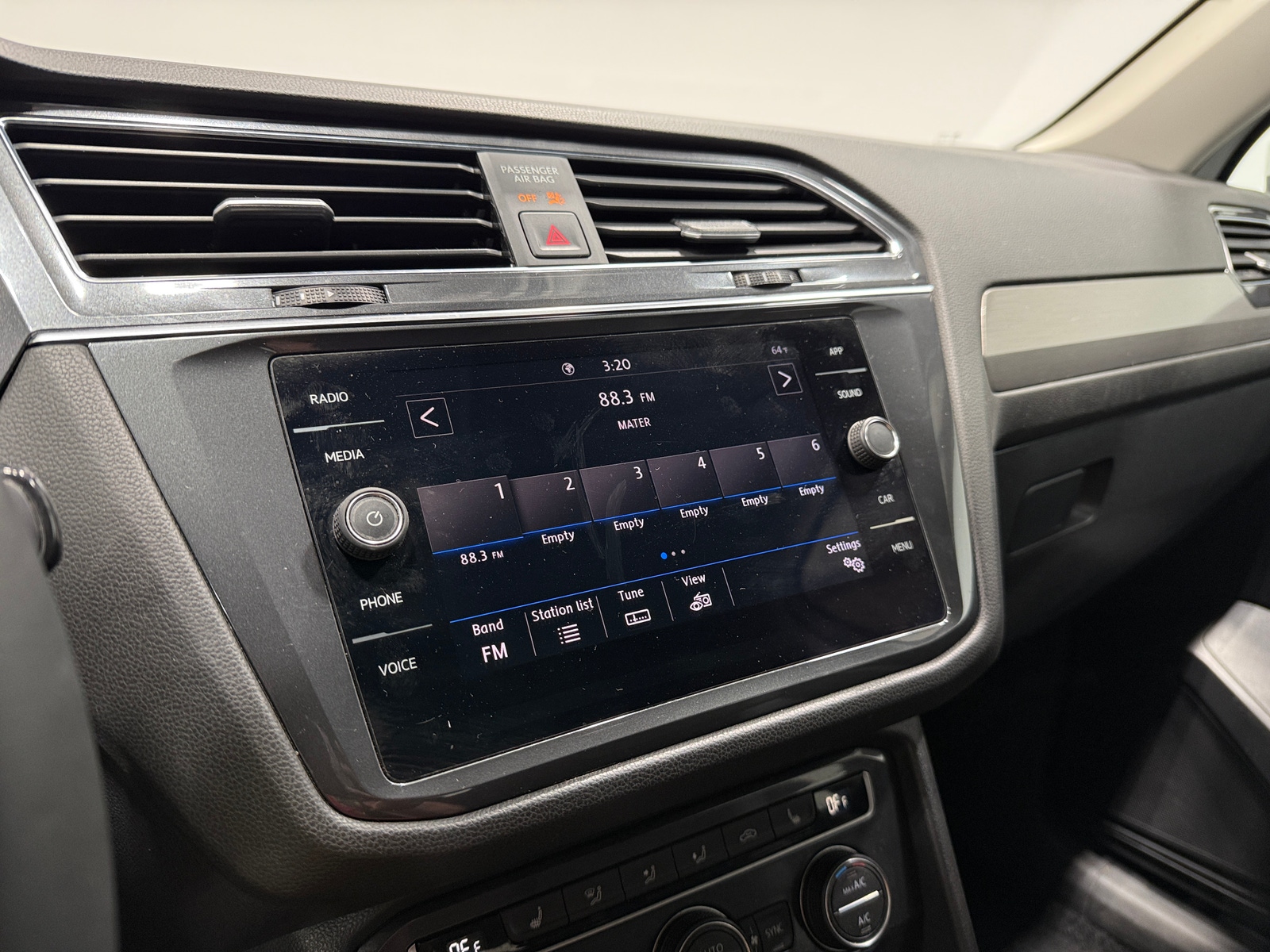 Thumbnail: 2020 Volkswagen Tiguan - 3