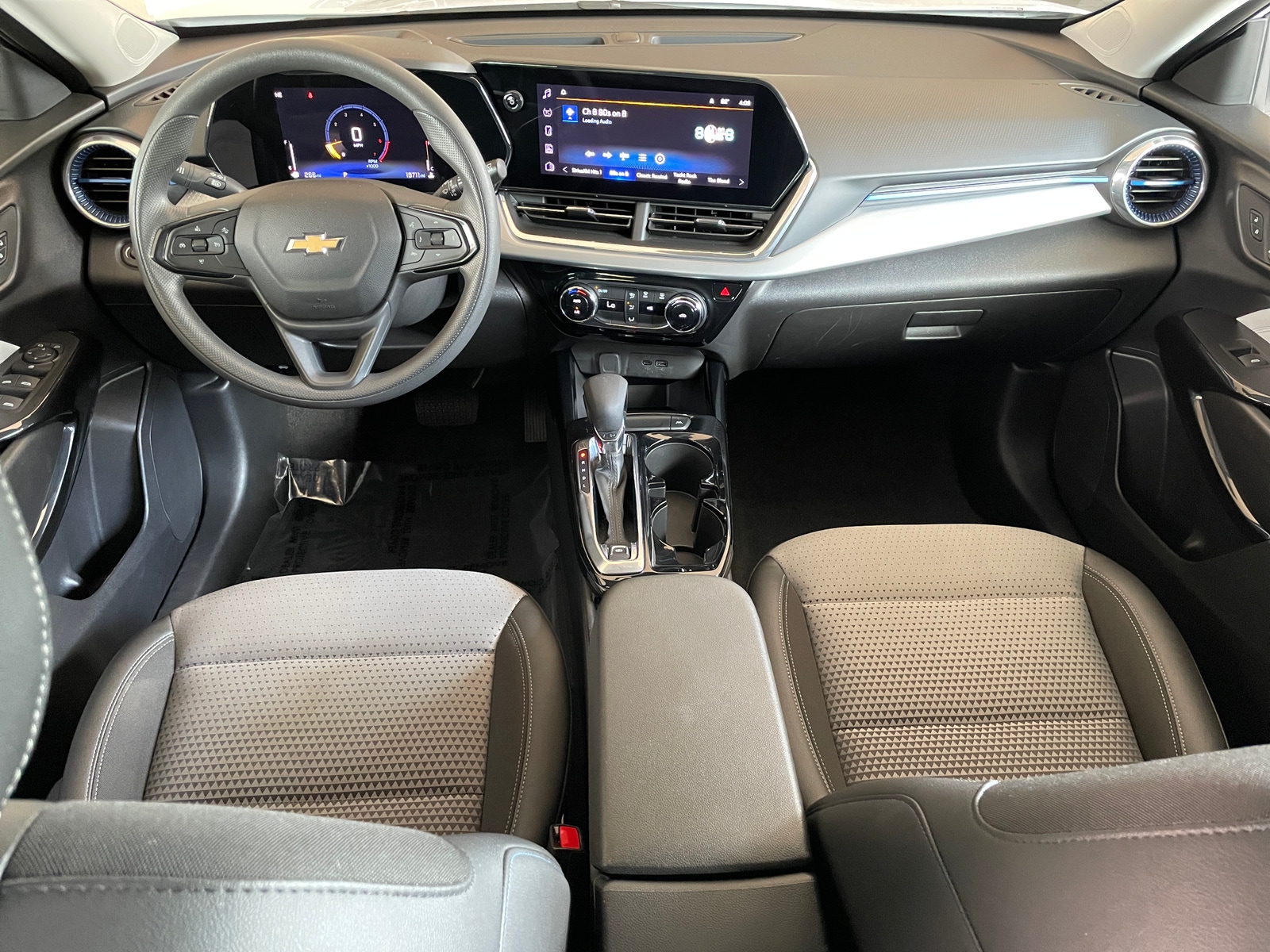 Thumbnail: 2025 Chevrolet Trax - 3