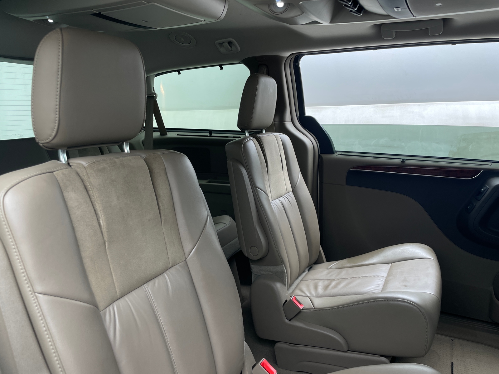 Thumbnail: 2014 Chrysler Town & Country - 6