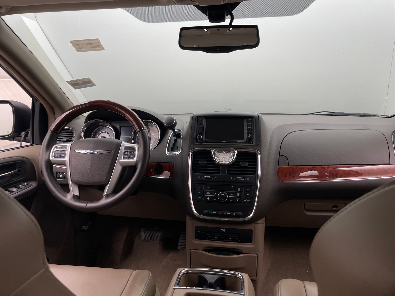 Thumbnail: 2014 Chrysler Town & Country - 3