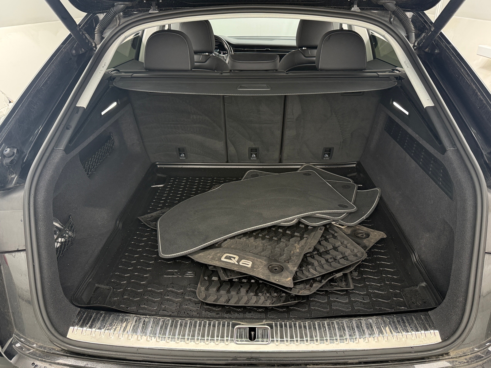 Thumbnail: 2022 Audi Q8 - 6