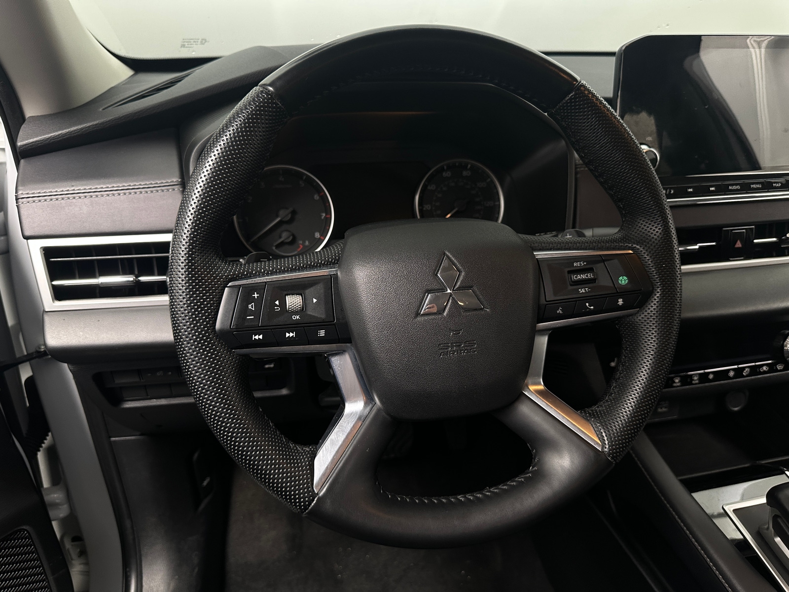 Thumbnail: 2023 Mitsubishi Outlander - 4