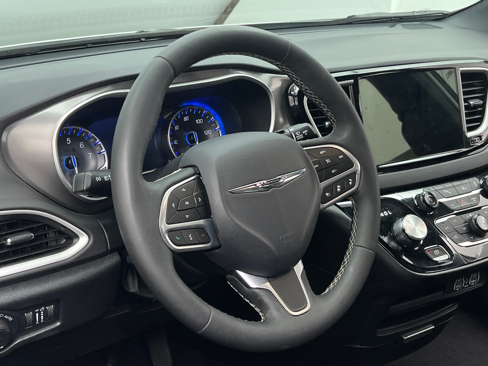 Thumbnail: 2025 Chrysler Pacifica - 4