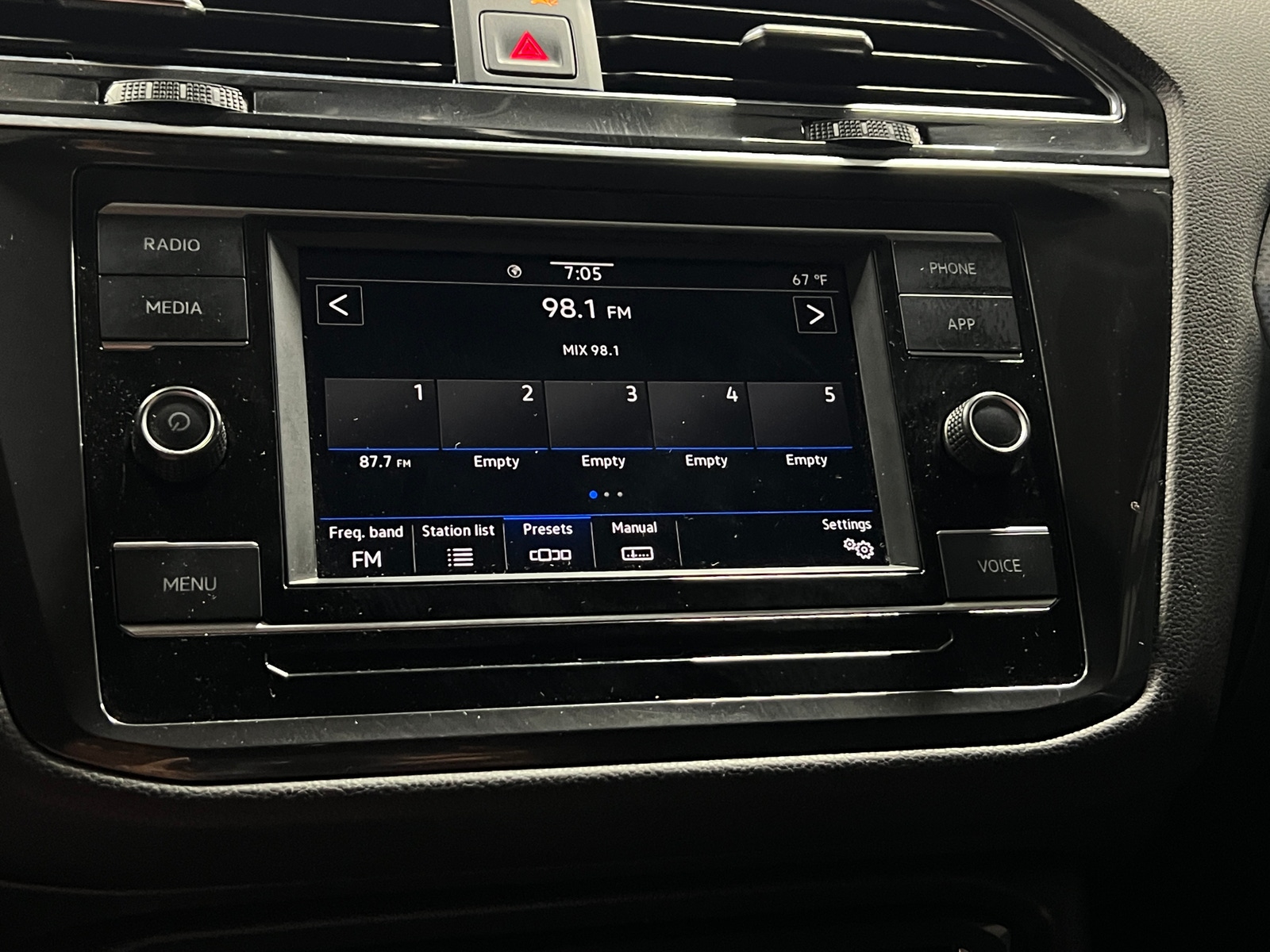 Thumbnail: 2023 Volkswagen Tiguan - 4