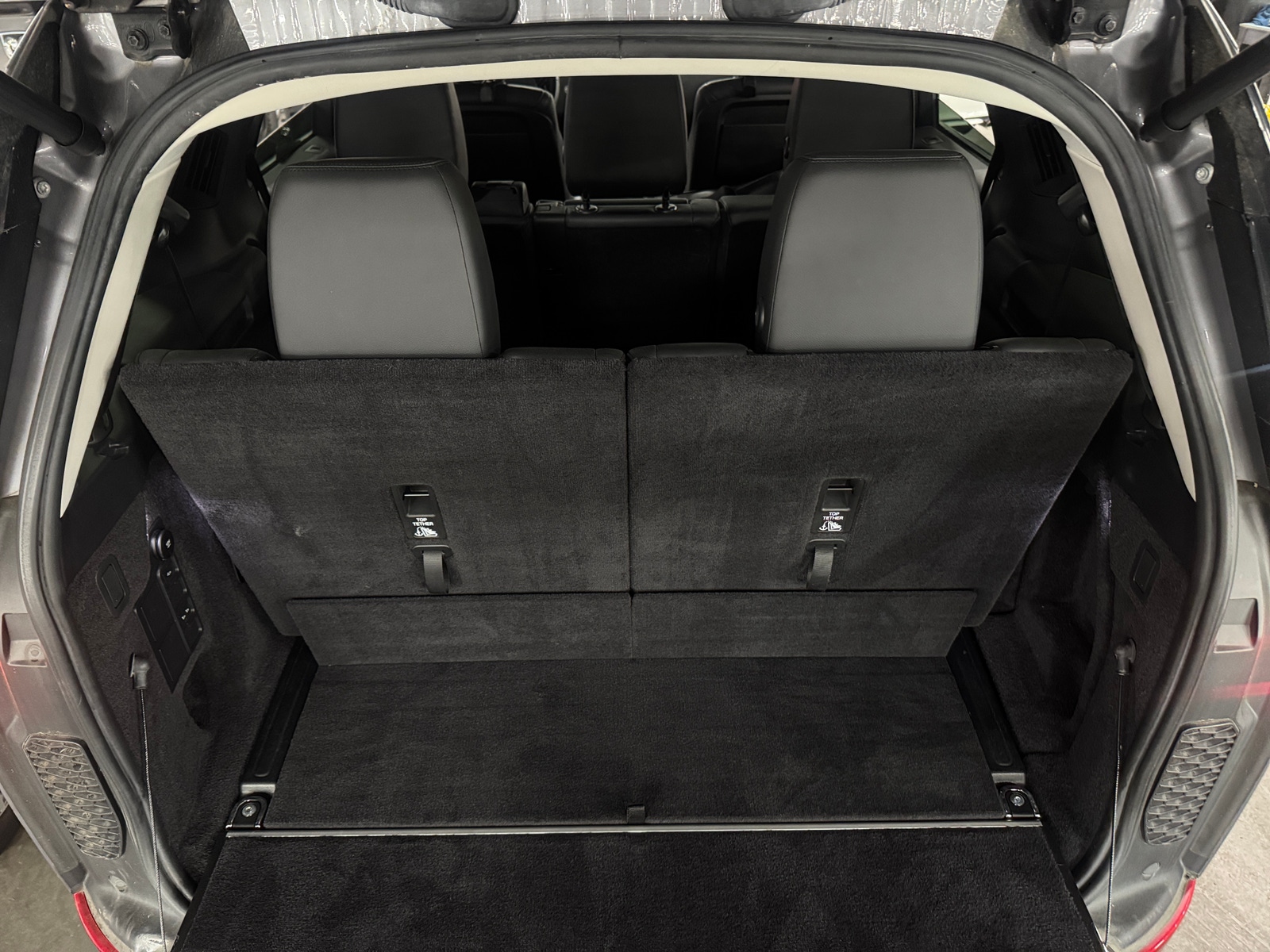 Thumbnail: 2020 Land Rover Discovery - 6