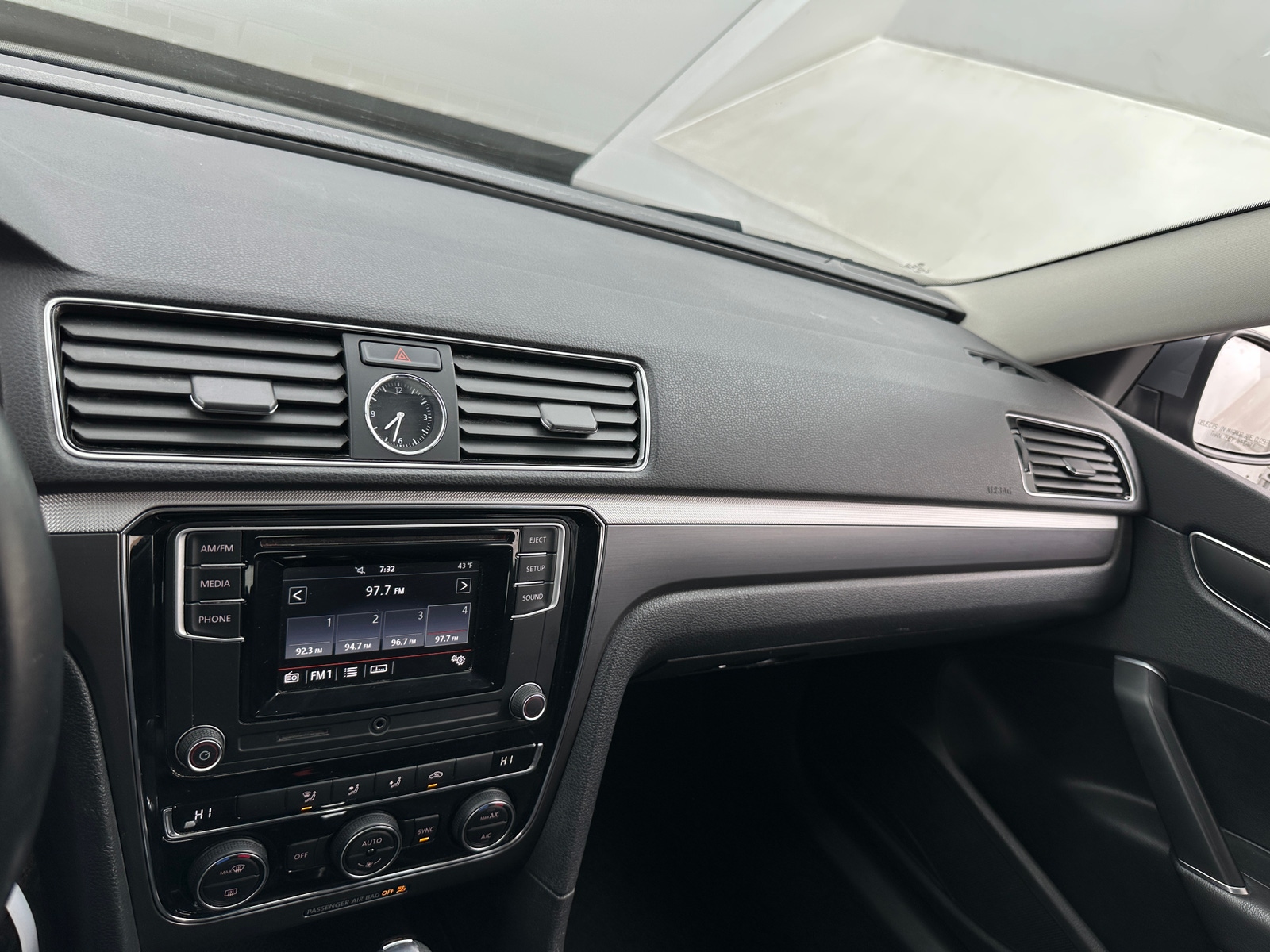 Thumbnail: 2016 Volkswagen Passat - 4