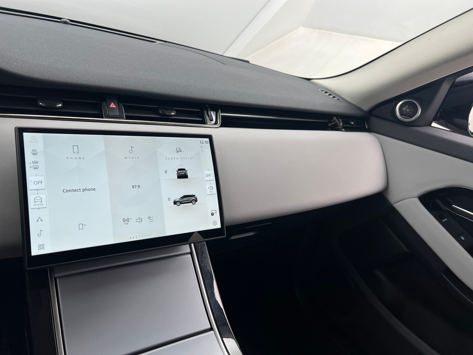 Thumbnail: 2025 Land Rover Range Rover Evoque - 3