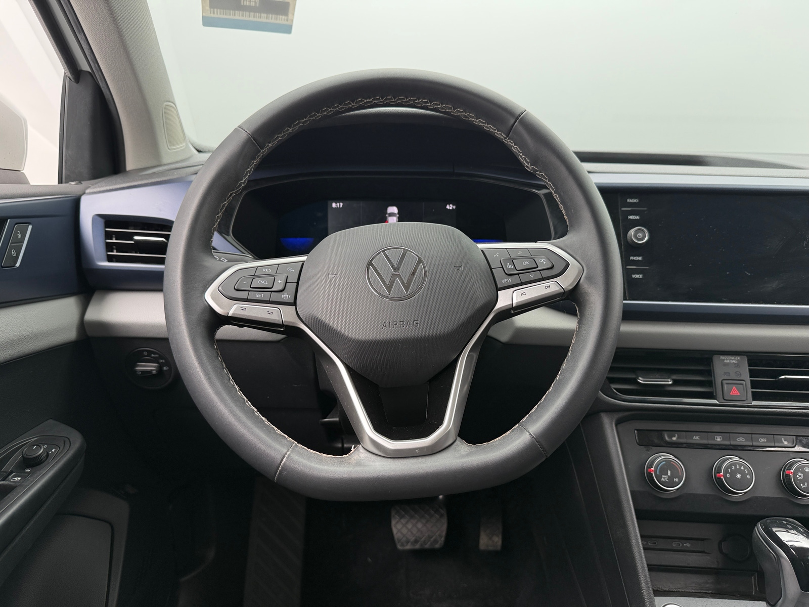 Thumbnail: 2022 Volkswagen Taos - 4