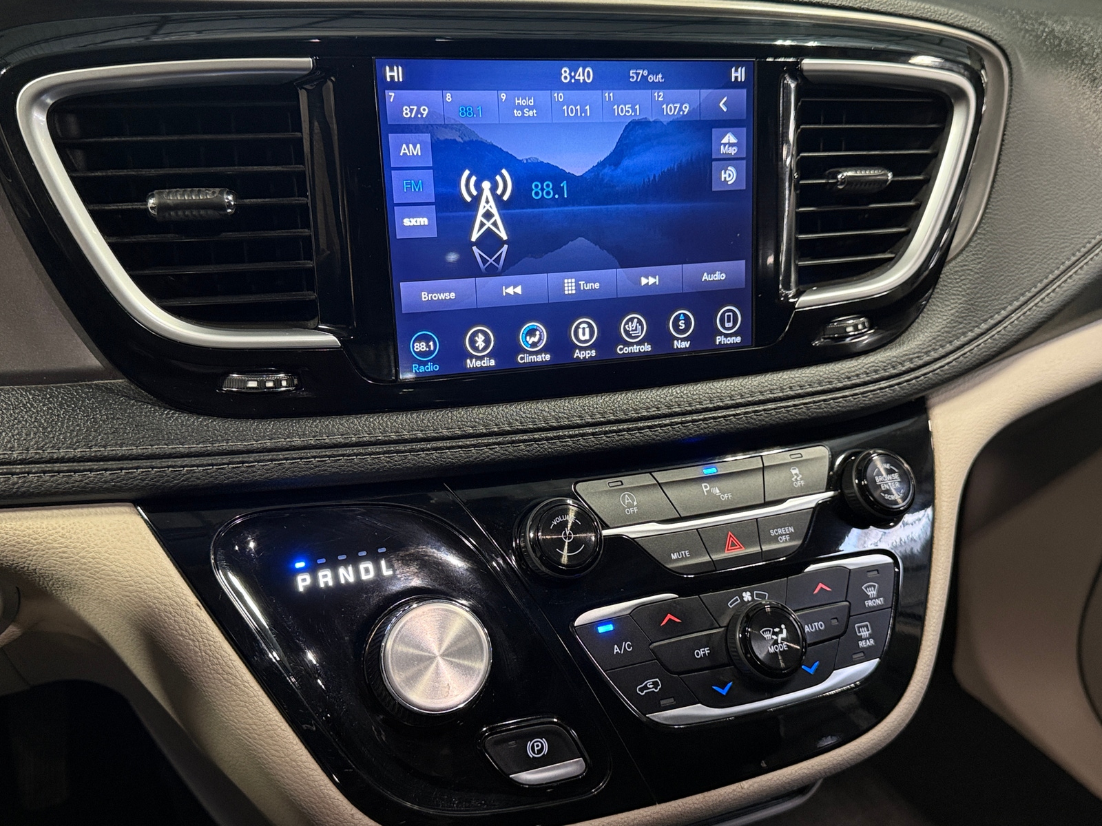 Thumbnail: 2018 Chrysler Pacifica - 3