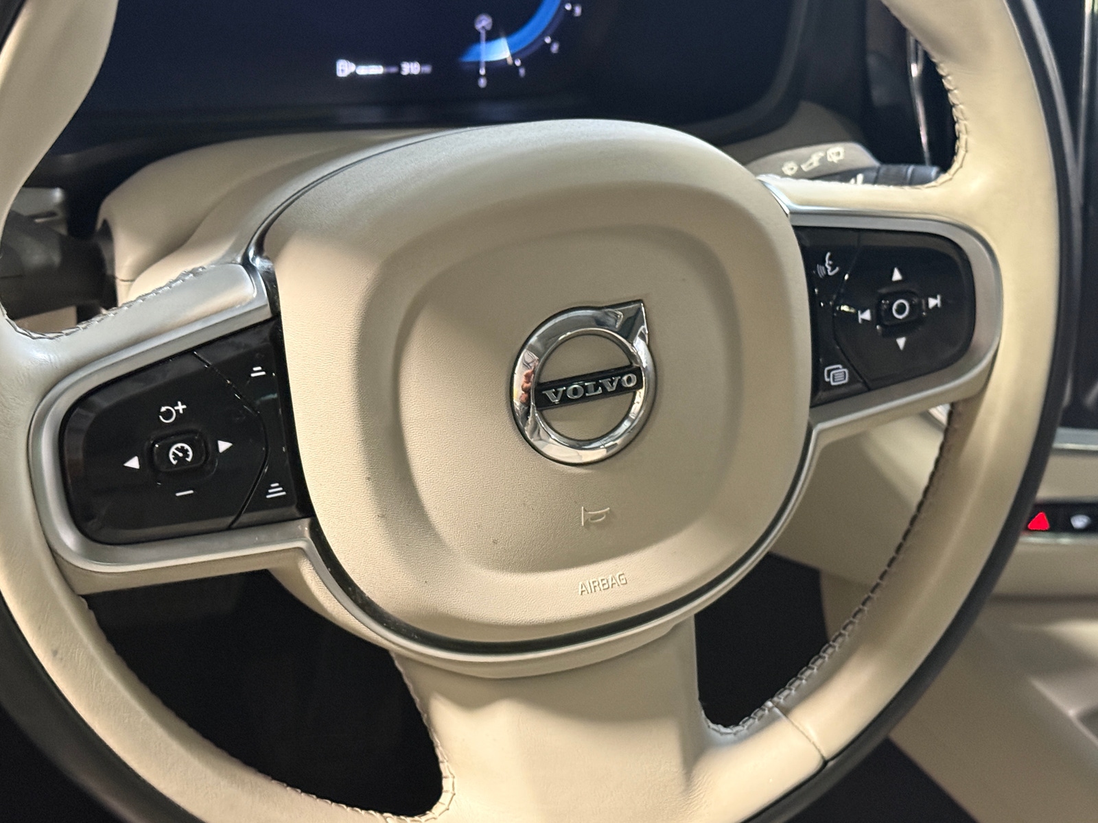 Thumbnail: 2025 Volvo V60 - 4