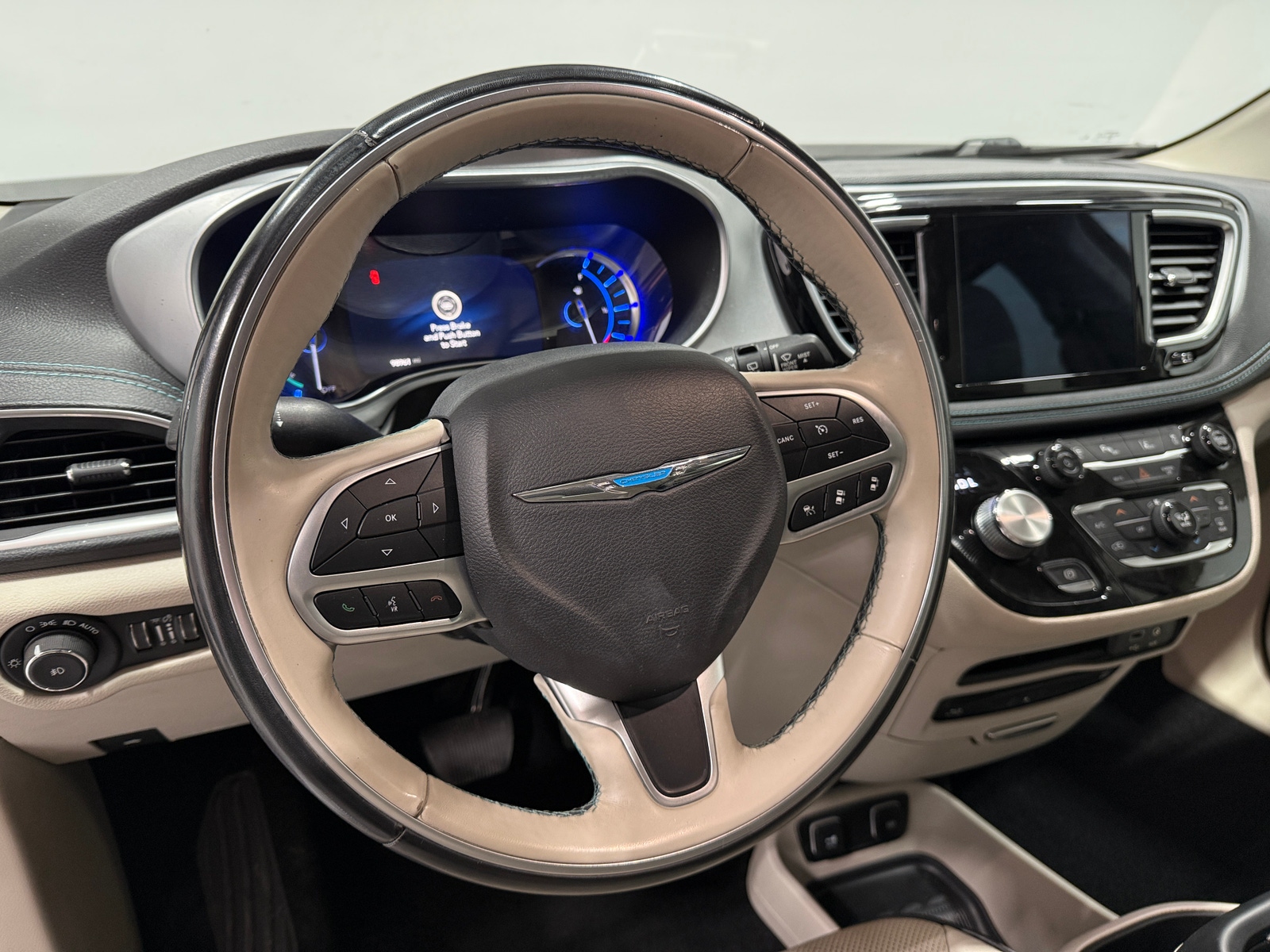 Thumbnail: 2018 Chrysler Pacifica - 4