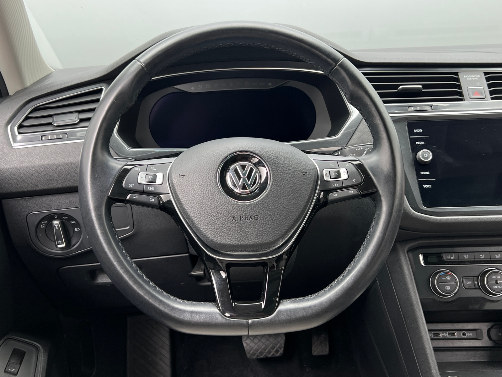 Thumbnail: 2018 Volkswagen Tiguan - 4