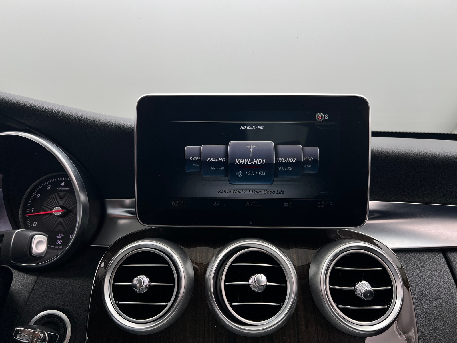 Thumbnail: 2015 Mercedes-Benz C-Class - 3