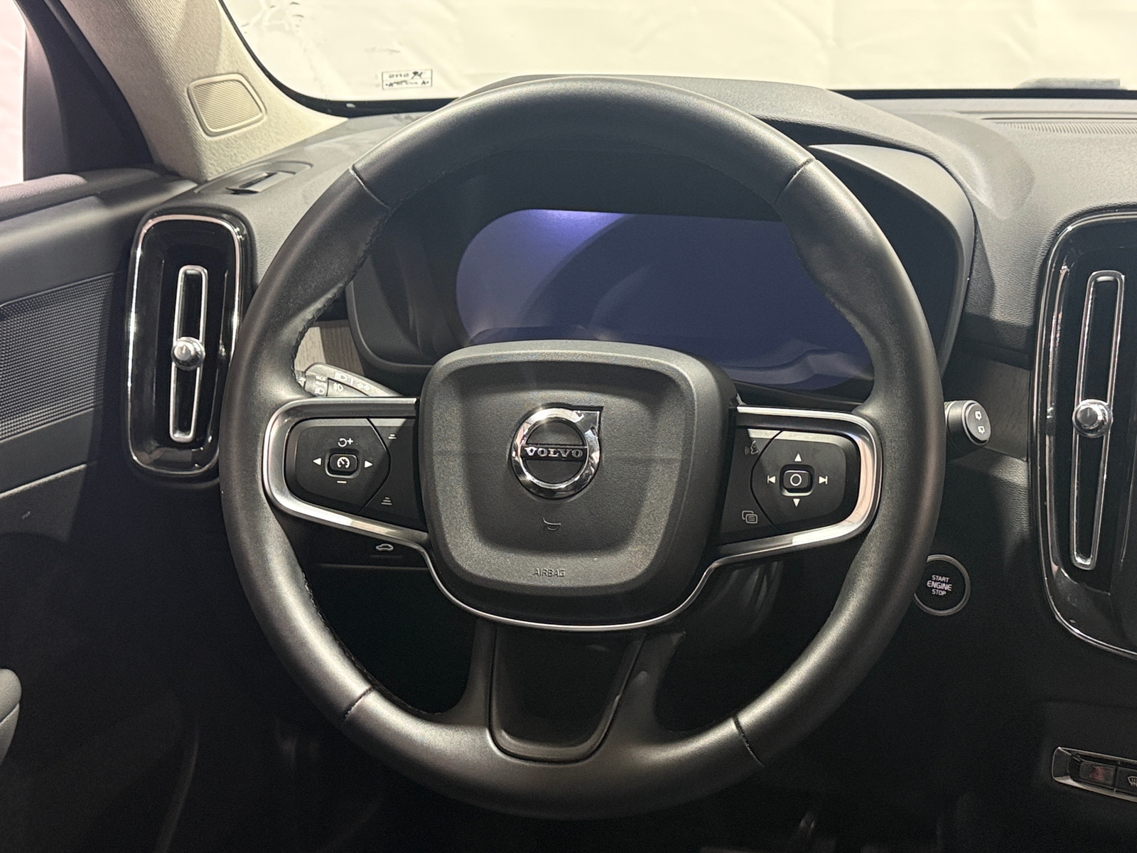 Thumbnail: 2025 Volvo XC40 - 4