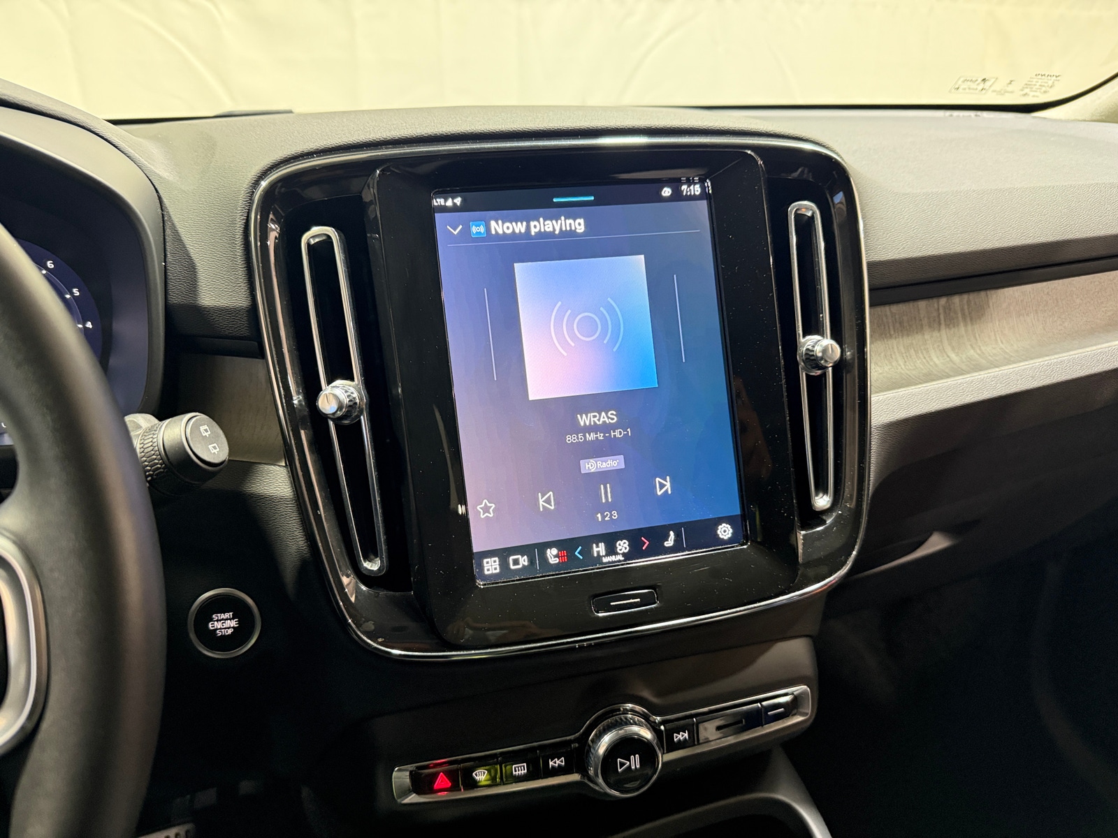 Thumbnail: 2025 Volvo XC40 - 3