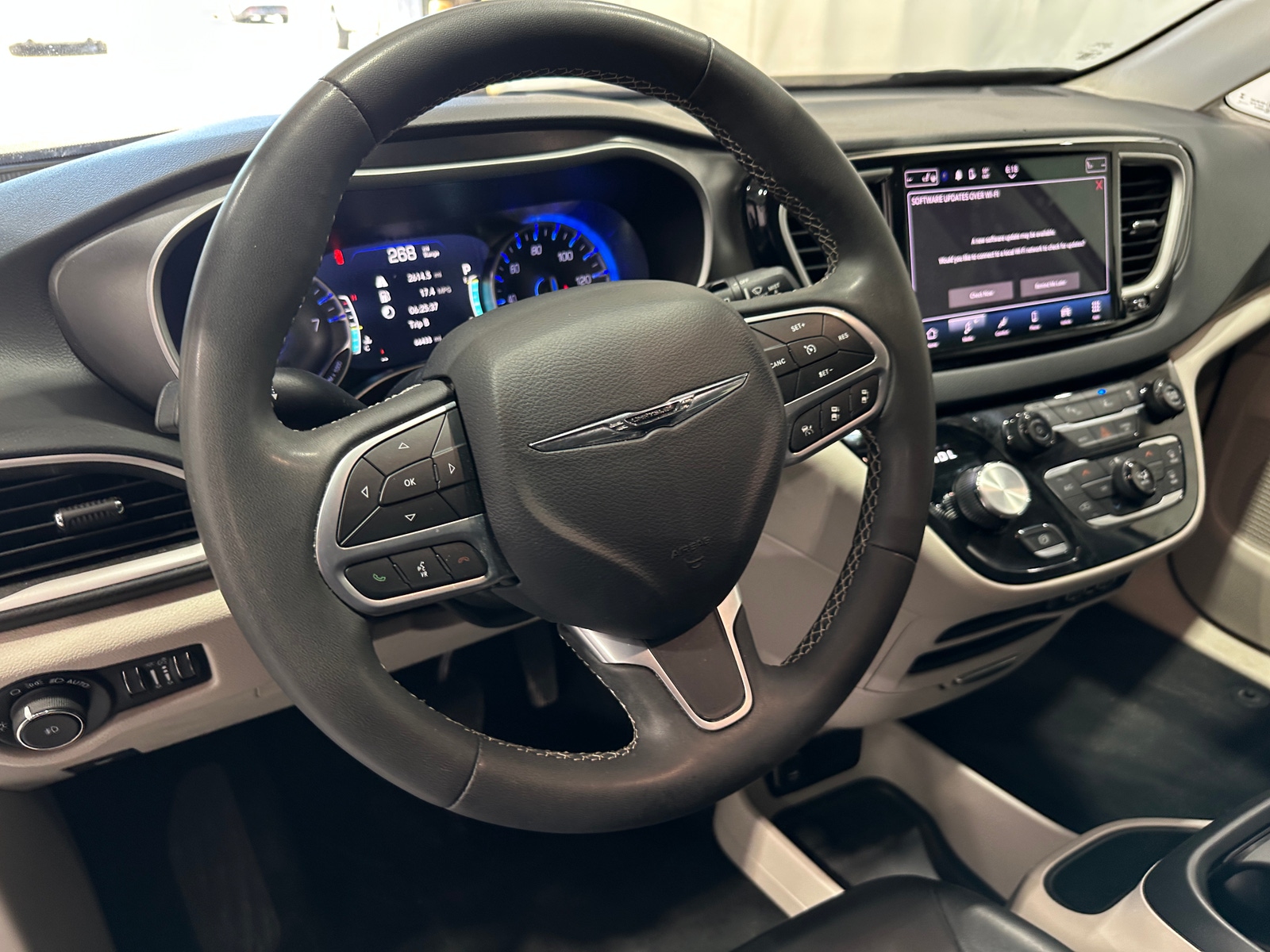 Thumbnail: 2023 Chrysler Pacifica - 4