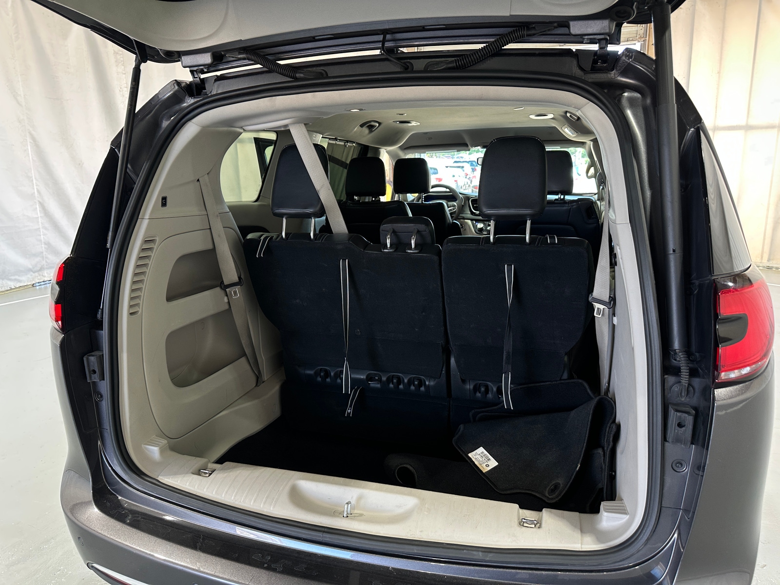 Thumbnail: 2023 Chrysler Pacifica - 6