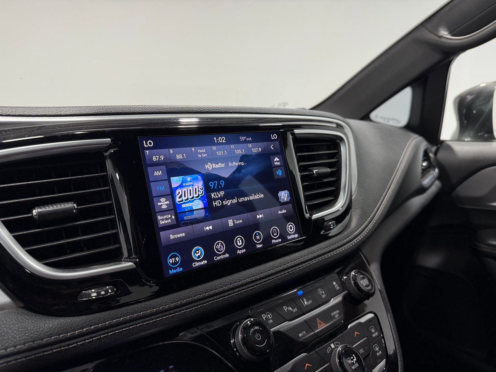 Thumbnail: 2019 Chrysler Pacifica - 3