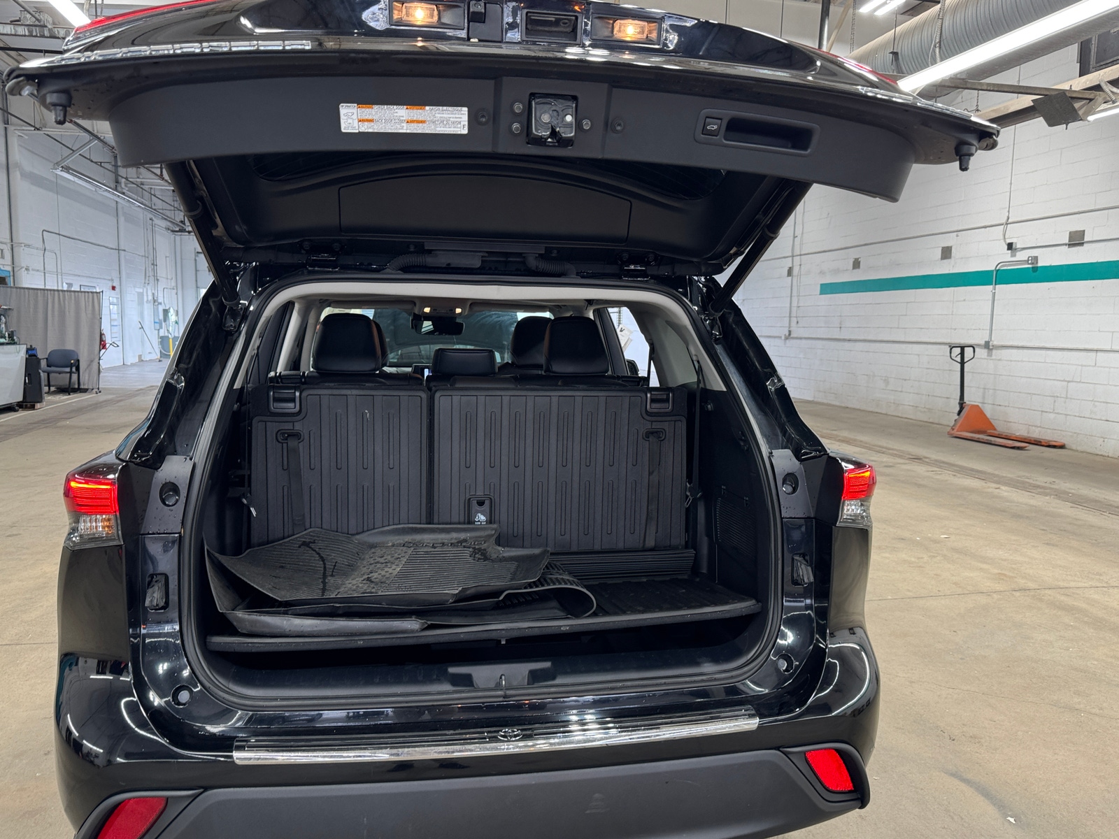 Thumbnail: 2023 Toyota Highlander - 6