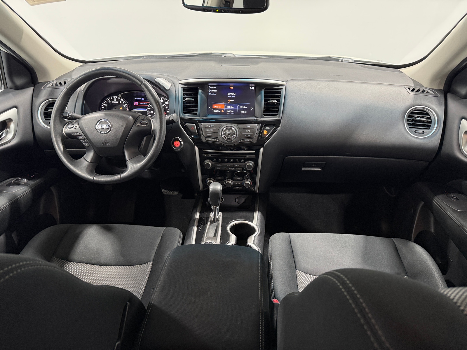 Thumbnail: 2017 Nissan Pathfinder - 3