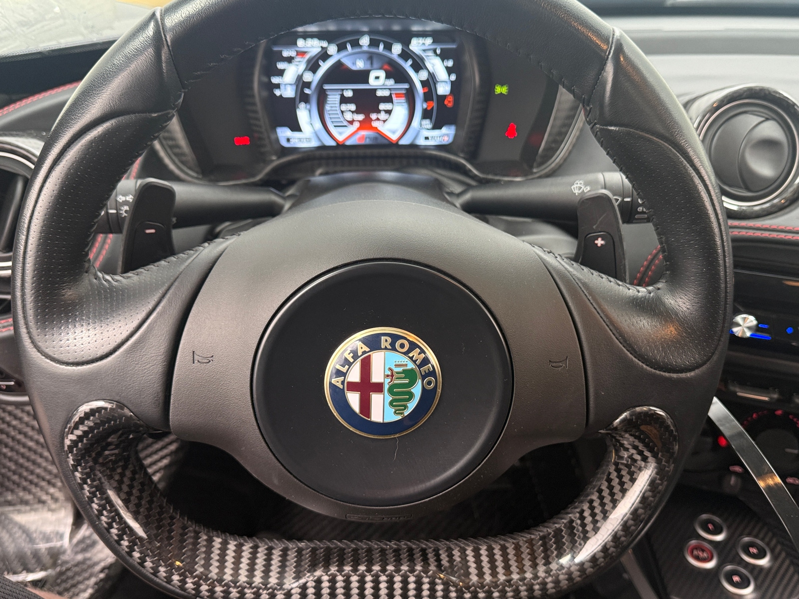 Thumbnail: 2015 Alfa Romeo 4C - 4