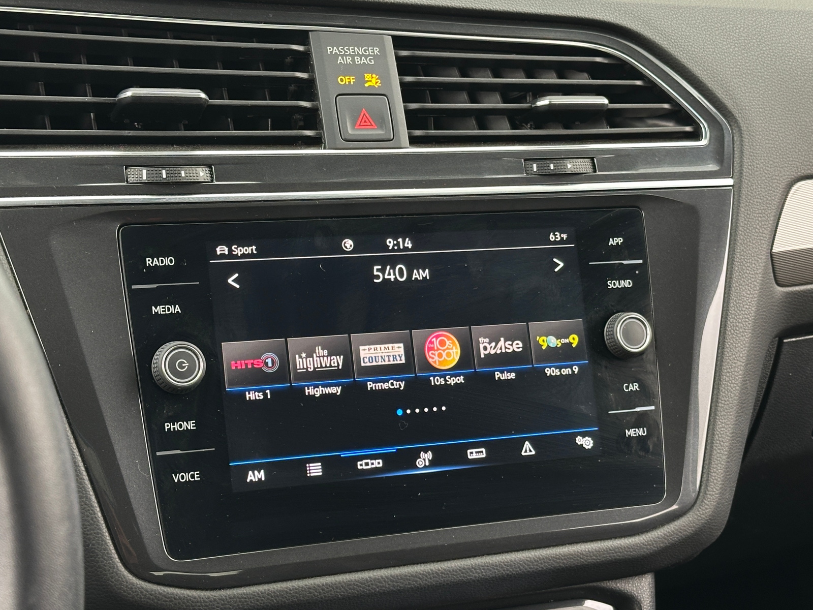 Thumbnail: 2023 Volkswagen Tiguan - 3