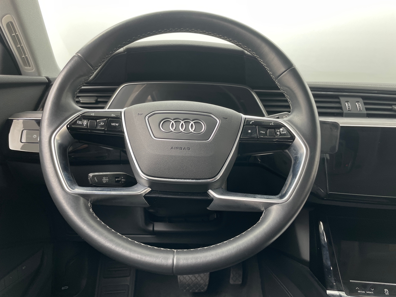Thumbnail: 2022 Audi e-tron - 4