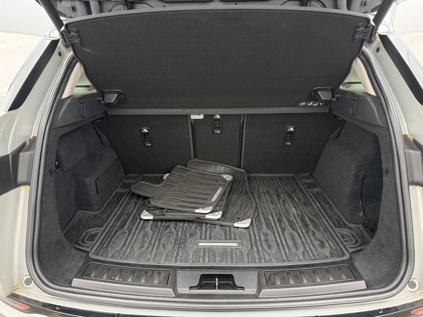 Thumbnail: 2020 Land Rover Range Rover Evoque - 6