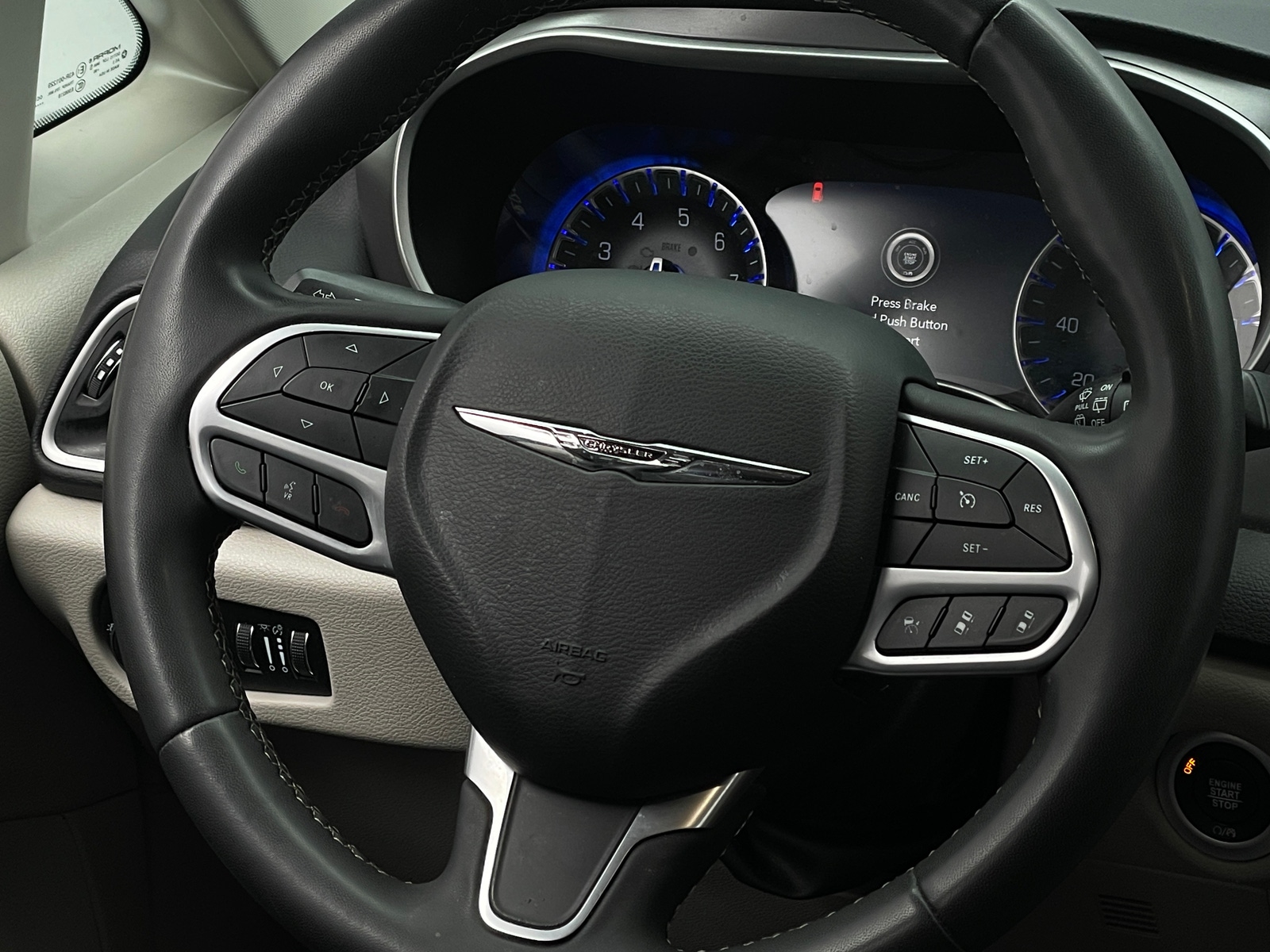 Thumbnail: 2022 Chrysler Pacifica - 4