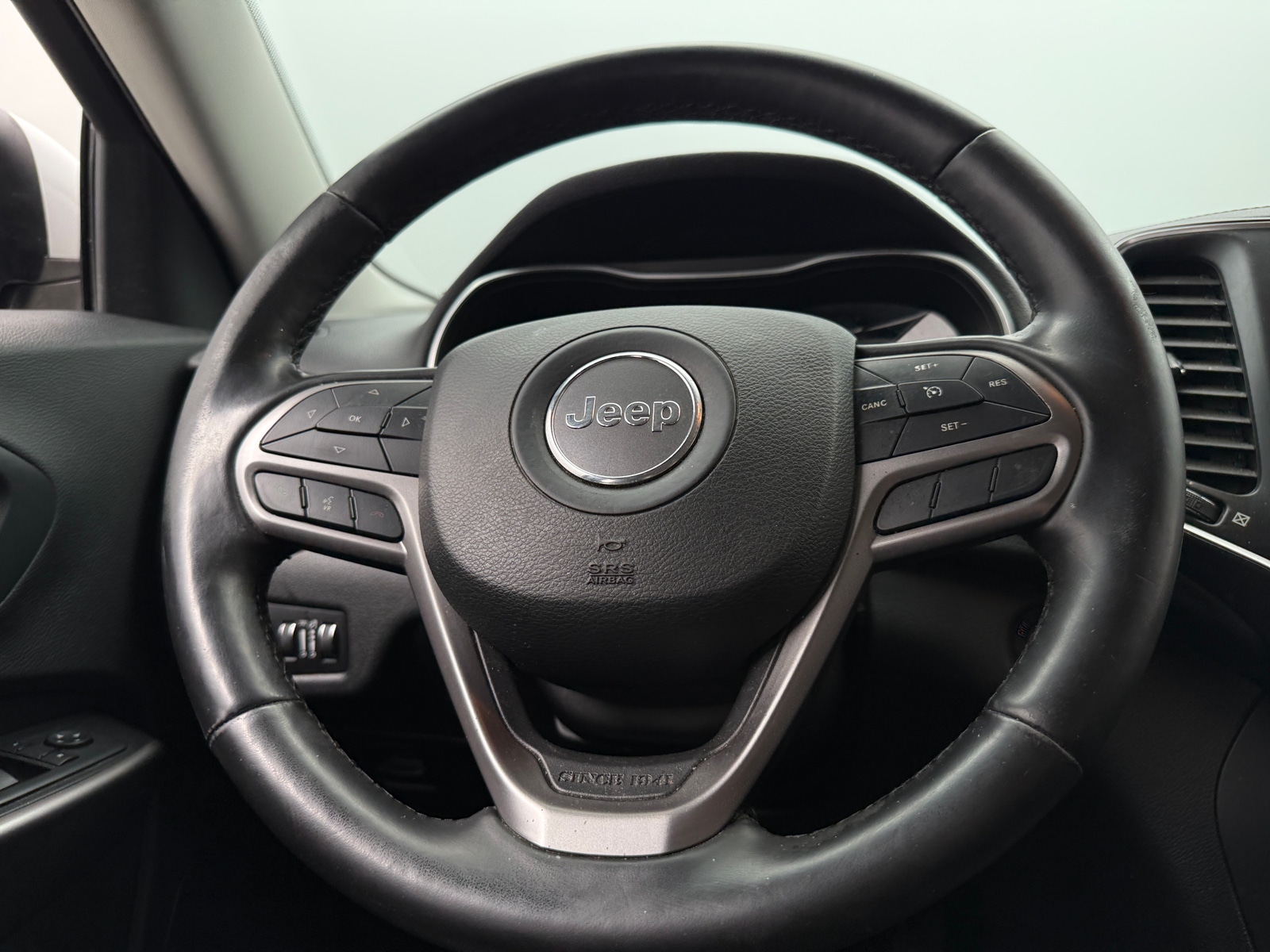 Thumbnail: 2019 Jeep Cherokee - 4