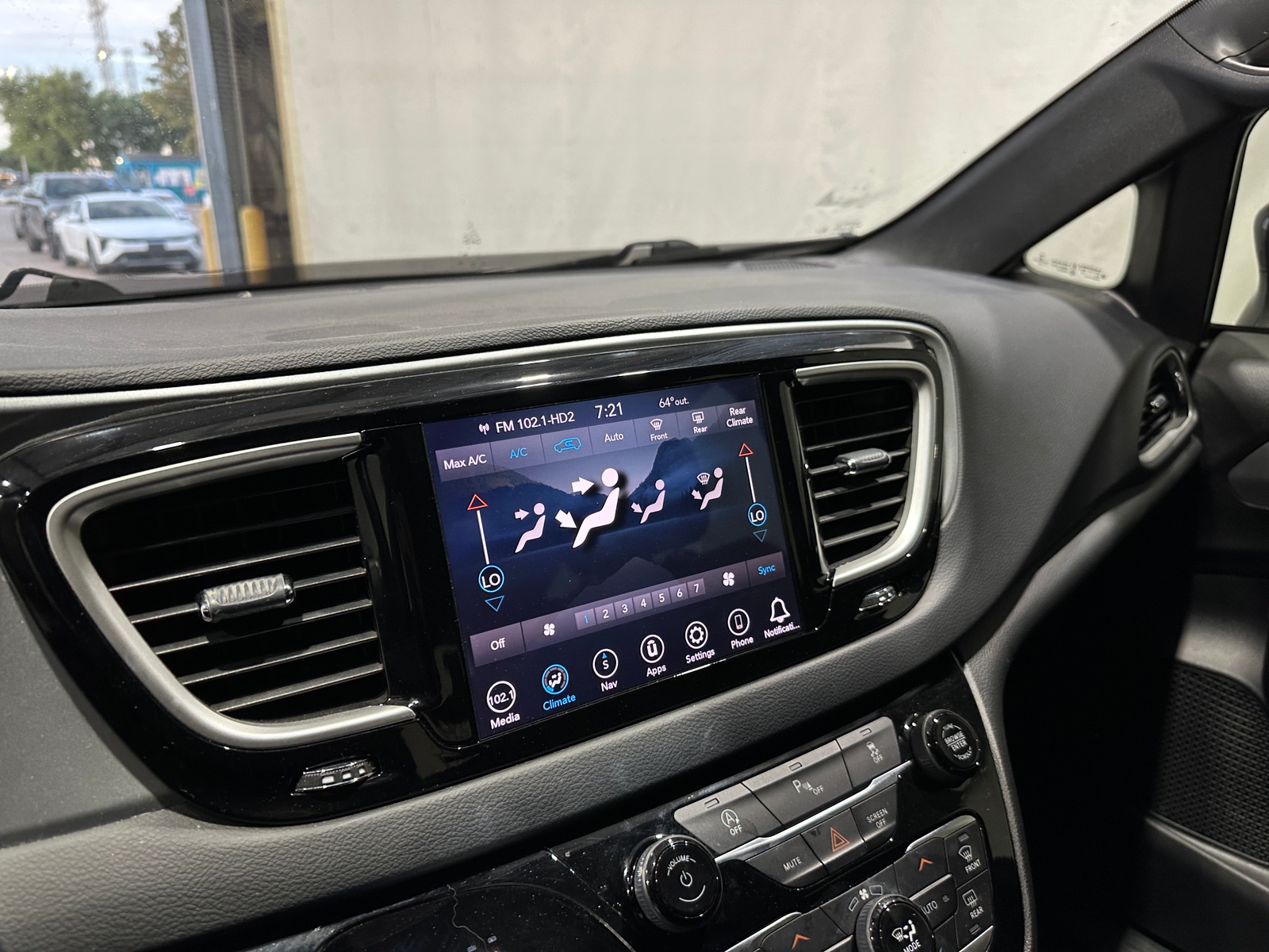 Thumbnail: 2020 Chrysler Pacifica - 4