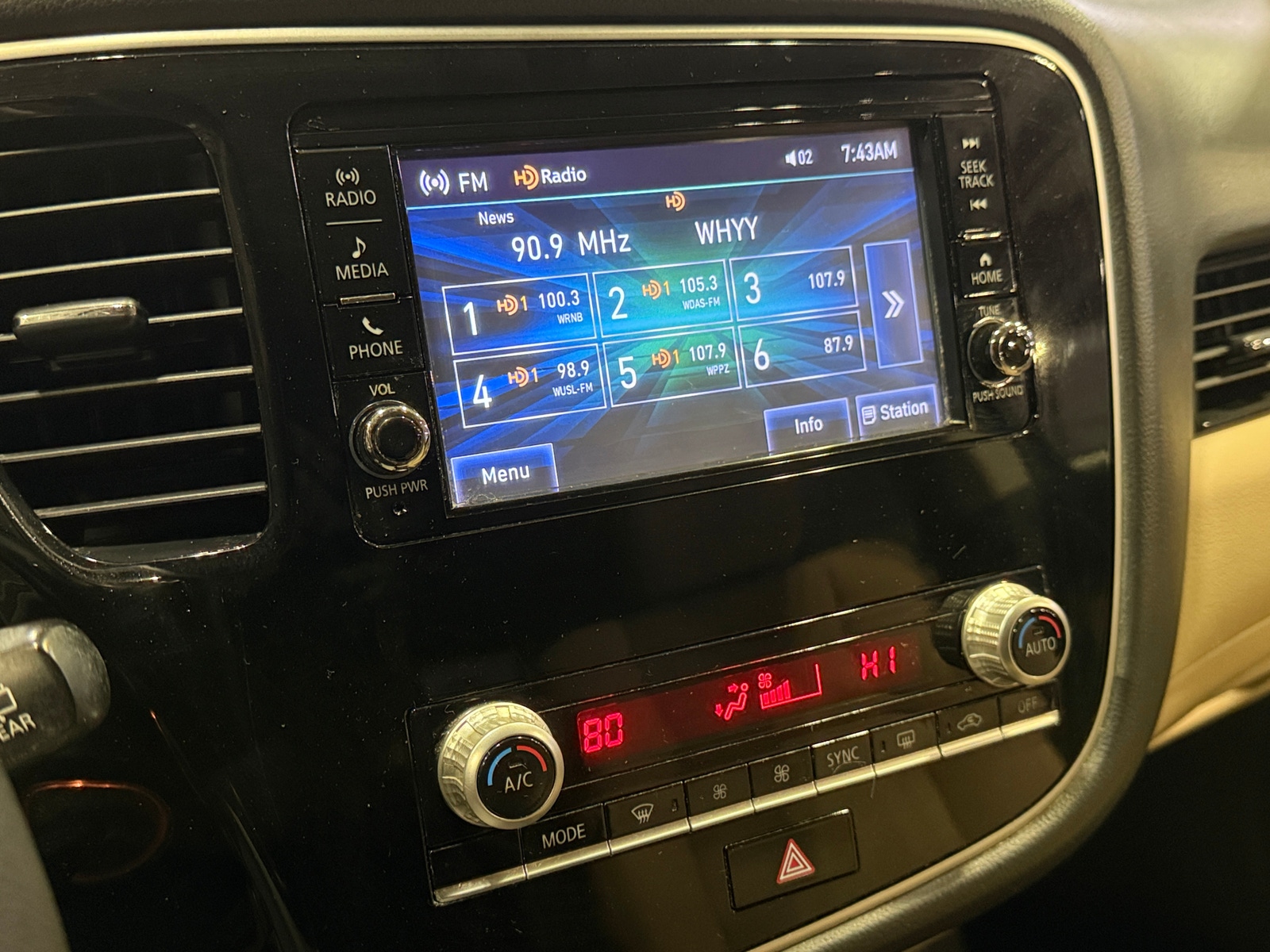 Thumbnail: 2020 Mitsubishi Outlander - 4