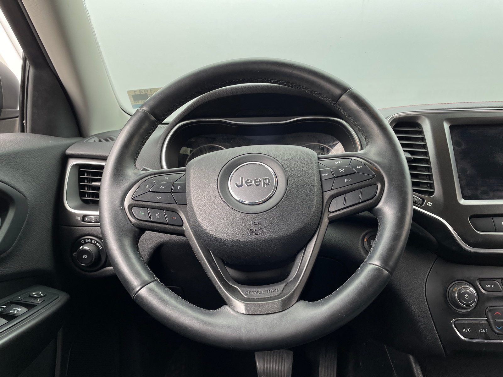 Thumbnail: 2019 Jeep Cherokee - 4