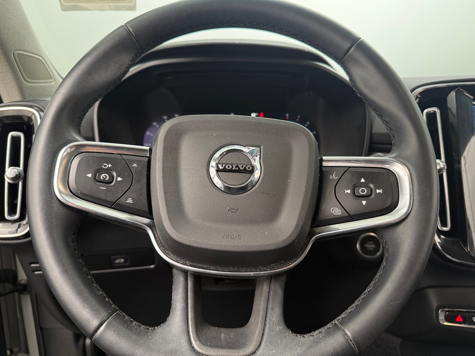 Thumbnail: 2023 Volvo XC40 - 4