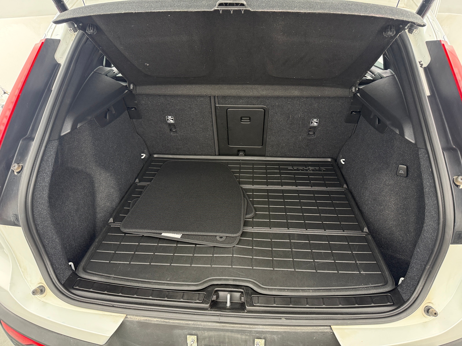 Thumbnail: 2023 Volvo XC40 - 6