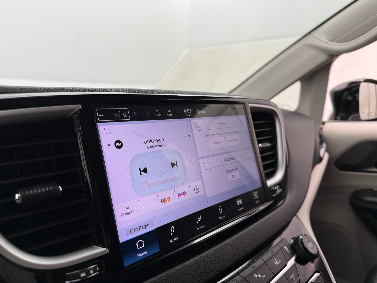 Thumbnail: 2024 Chrysler Pacifica - 3