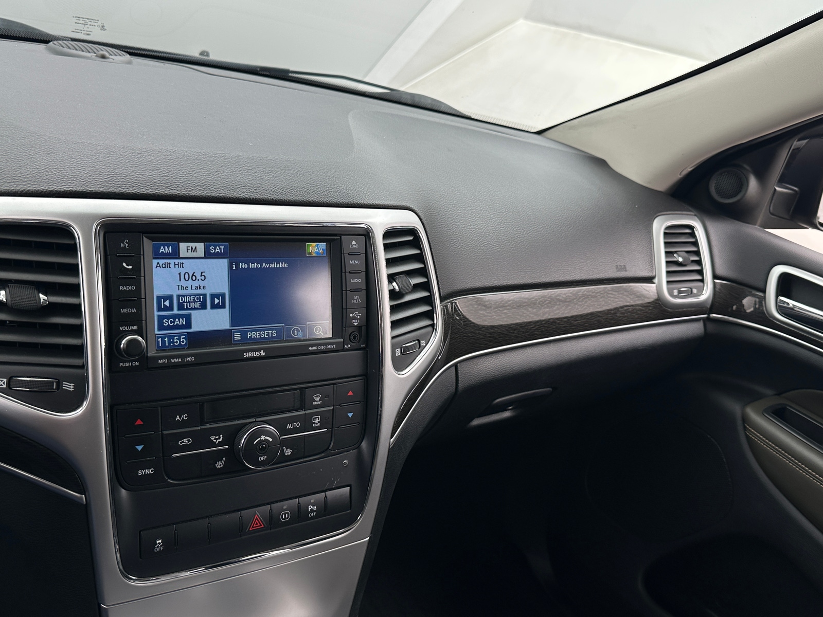 Thumbnail: 2011 Jeep Grand Cherokee - 3