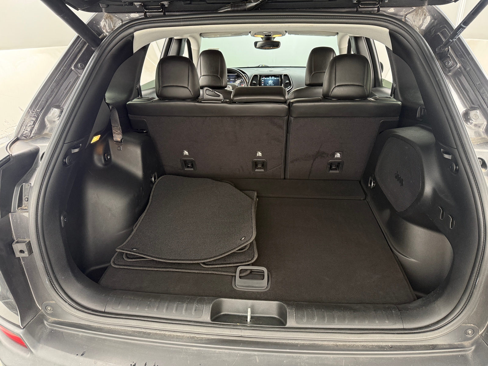 Thumbnail: 2020 Jeep Cherokee - 6