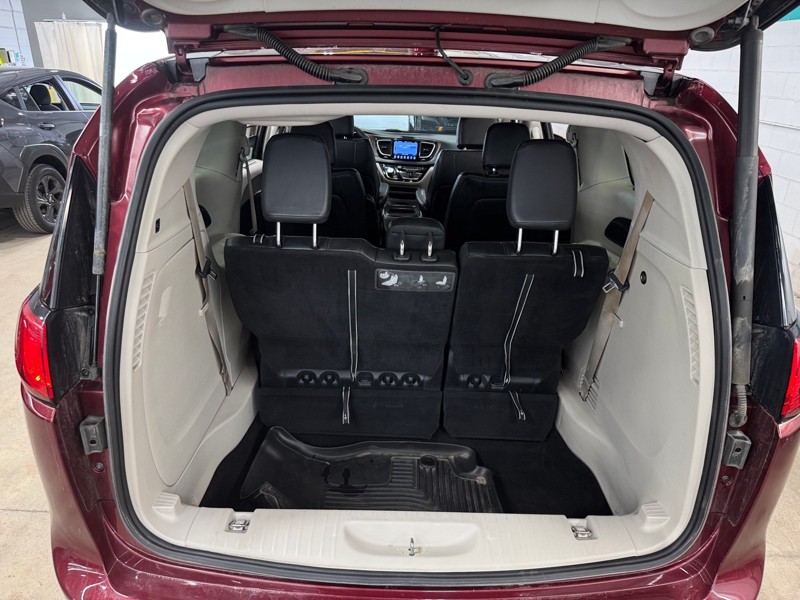 Thumbnail: 2017 Chrysler Pacifica - 6