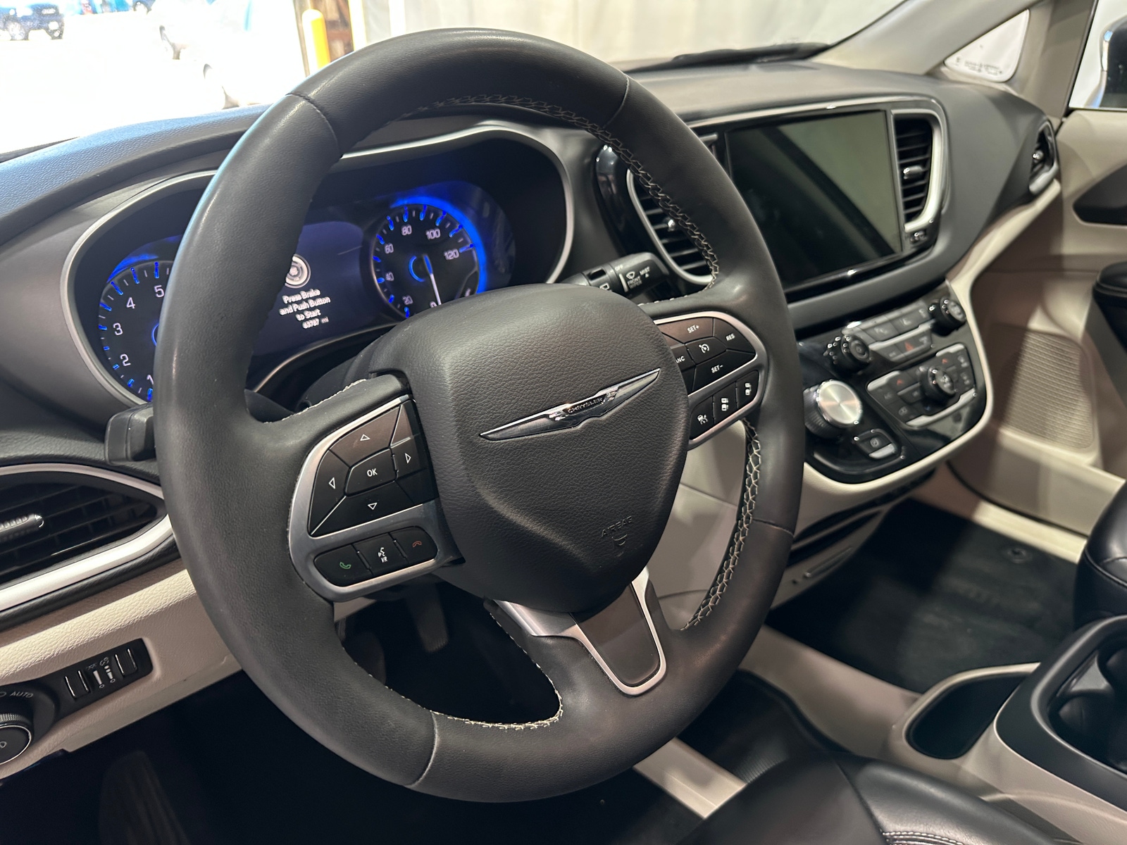 Thumbnail: 2023 Chrysler Pacifica - 4