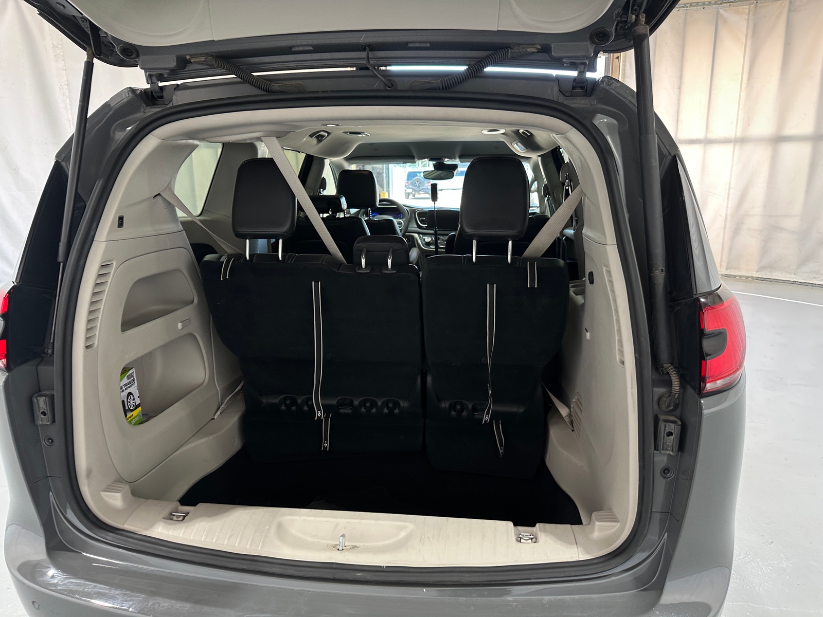 Thumbnail: 2023 Chrysler Pacifica - 6