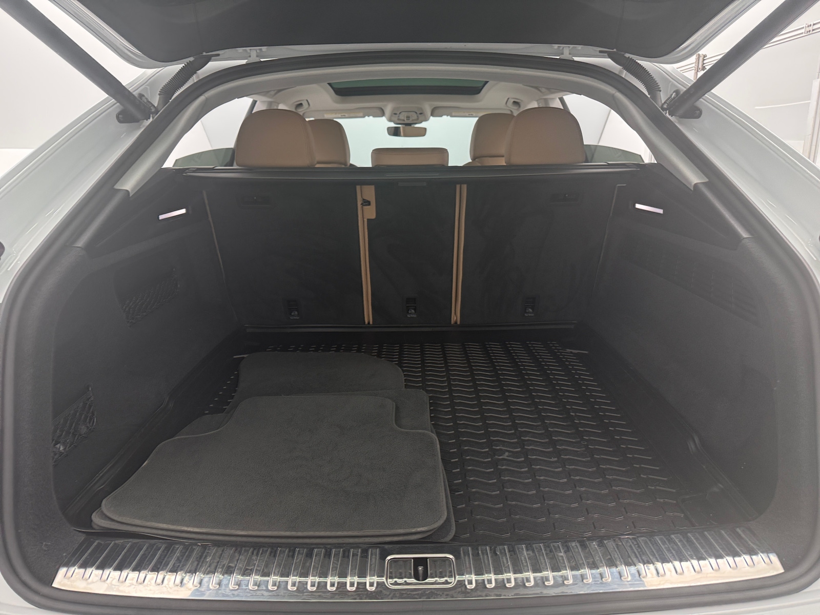 Thumbnail: 2022 Audi Q8 - 6