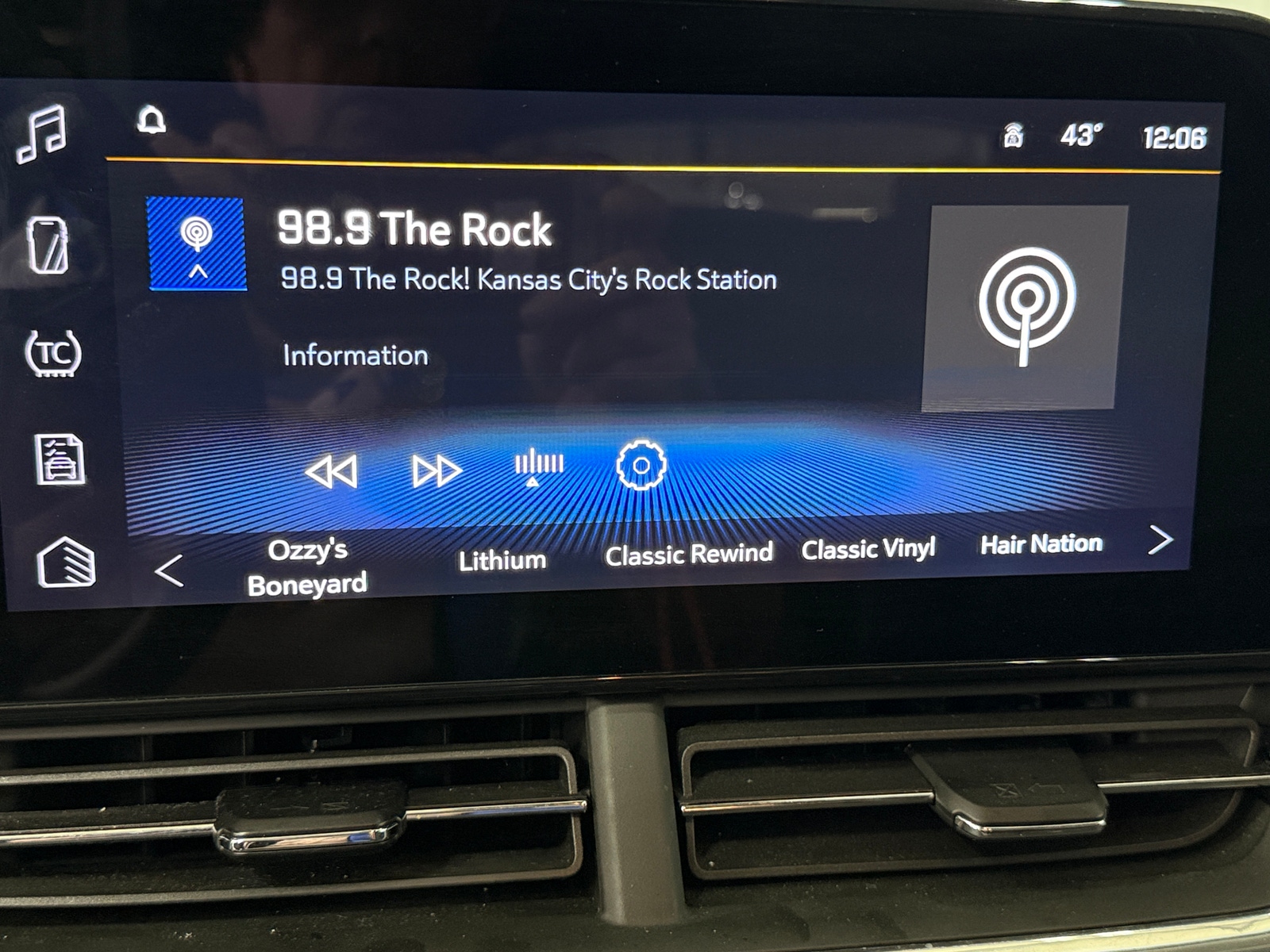 Thumbnail: 2025 Chevrolet Trax - 4